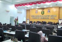 Wakil Bupati Mandailing Natal Atika Azmi Utammi membacakan kata sambutan di Rapat Paripurna DPRD Madina tentang rencana induk pembangunan kepariwisataan kabupaten, Kamis (16/2/2023).