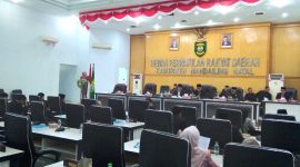 Wakil Bupati Mandailing Natal Atika Azmi Utammi membacakan kata sambutan di Rapat Paripurna DPRD Madina tentang rencana induk pembangunan kepariwisataan kabupaten, Kamis (16/2/2023).