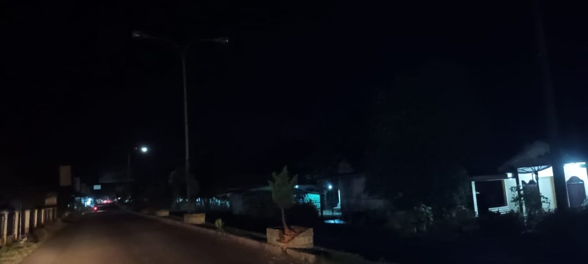 Kondisi lampu penerangan jalan umum (PJU) di jalinsum Kecamatan Siabu tak berfungsi. (9/2/2023)