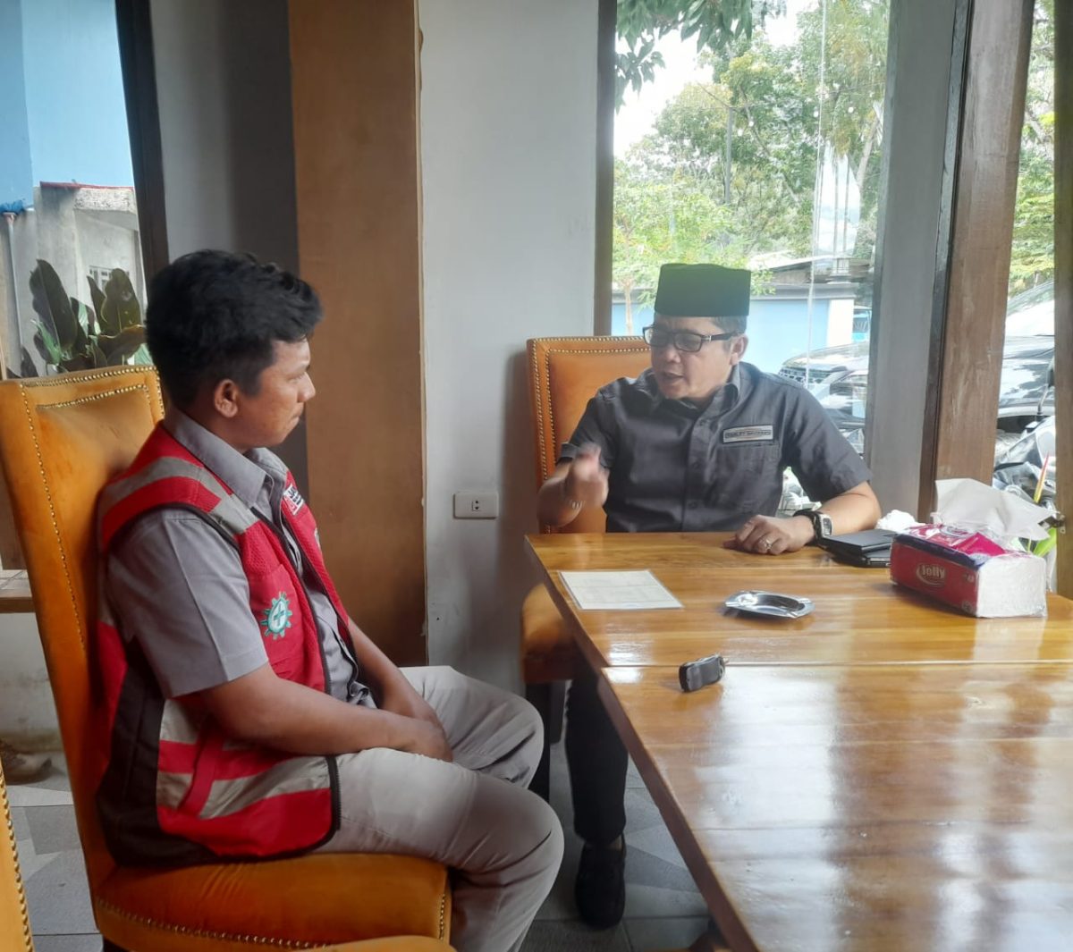 Ketua DPRD Madina, Erwin Efendi Lubis ketika bertemu perwakilan PT. Jaya Konstruksi melalui Manager Operasional, Ferry Firmanda, Selasa (14/02/2023). (JBL)