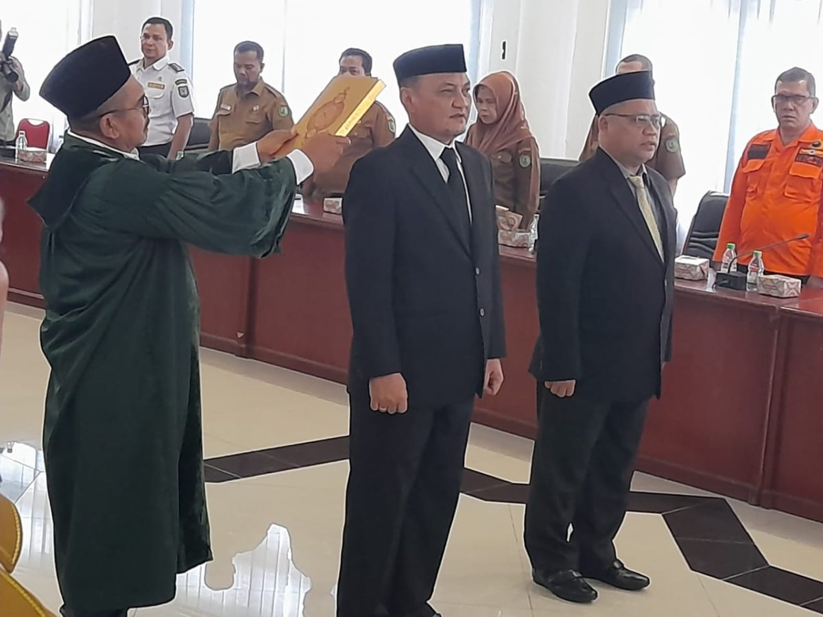 Kedua staf khusus Bupati Madina yang dilantik yakni Irwan H Daulay sebagai staf khusus bidang ekonomi Pembangunan dengan SK No : 180/2034/K/2023 dan Ali Mutiara Rangkuti menjadi staf khusus bidang sosial politik dengan SK No : 180/2033/K/2023 di aula kantor Bupati Madina, Senin siang (20/2/2023).