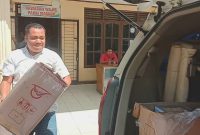 Staf KPU Mandailing Natal mendistribusikan  bahan pencocokan dan penelitian (coklit) ke tiap kecamatan, Sabtu (4/2/2023).