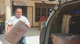 Staf KPU Mandailing Natal mendistribusikan  bahan pencocokan dan penelitian (coklit) ke tiap kecamatan, Sabtu (4/2/2023).