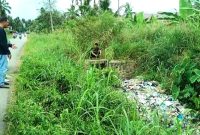 Jhon Amriadi, Kabid Persampahan Dinas Lingkungan Hidup (DLH) meninjau tumpukan sampah di sal irigasi sekunder Kecamatan Panyabungan. (11/2/2023)