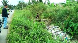 Jhon Amriadi, Kabid Persampahan Dinas Lingkungan Hidup (DLH) meninjau tumpukan sampah di sal irigasi sekunder Kecamatan Panyabungan. (11/2/2023)