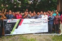 Foto bersama usai acara Deklarasi Pemilu Damai dan Berintegritas serta launching Posko Kawal Hak Pilih di Bawaslu Kabupaten Mandailing Natal, Selasa (14/2/2023).