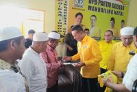 Ketua DPD Partai Golkar Provinsi Sumut, Musa Rajekshah didampingi Ketua DPD Partai Golkar Madina Aswin Parinduri menyerahkan santunan kepada Bilal Mayit, Kamis (23/2/2023).