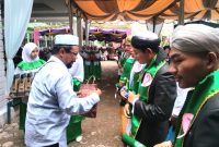 Direktur PT. Mitra Tani Sari, Ir. H. Aswin Rangkuti sedang menyerahkan bingkisan kepada para santri Ponpes Musthafawiyah yang berprestasi, Kamis (23/2/2023).
