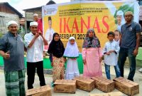 Keluarga Lansia dan Anak Yatim di Lingkungan II Kel. Panyabungan II terima bantuan dari IKANAS, Jum'at (24/2/2023).
