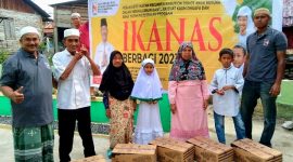 Keluarga Lansia dan Anak Yatim di Lingkungan II Kel. Panyabungan II terima bantuan dari IKANAS, Jum'at (24/2/2023).