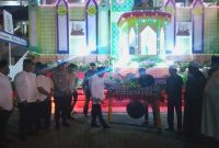 Sekdakab Mandailing Natal Alamulhaq Daulay, SH.,melakukan pemukulan gong tanda dibuka secara resmi MTQ ke- 22 tahun 2023 di pelataran mesjid Nur Ala Nur Panyabungan, Senin (27/2/2023) malam.