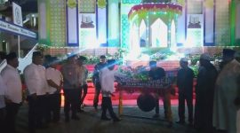 Sekdakab Mandailing Natal Alamulhaq Daulay, SH.,melakukan pemukulan gong tanda dibuka secara resmi MTQ ke- 22 tahun 2023 di pelataran mesjid Nur Ala Nur Panyabungan, Senin (27/2/2023) malam.