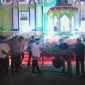 Sekdakab Mandailing Natal Alamulhaq Daulay, SH.,melakukan pemukulan gong tanda dibuka secara resmi MTQ ke- 22 tahun 2023 di pelataran mesjid Nur Ala Nur Panyabungan, Senin (27/2/2023) malam.