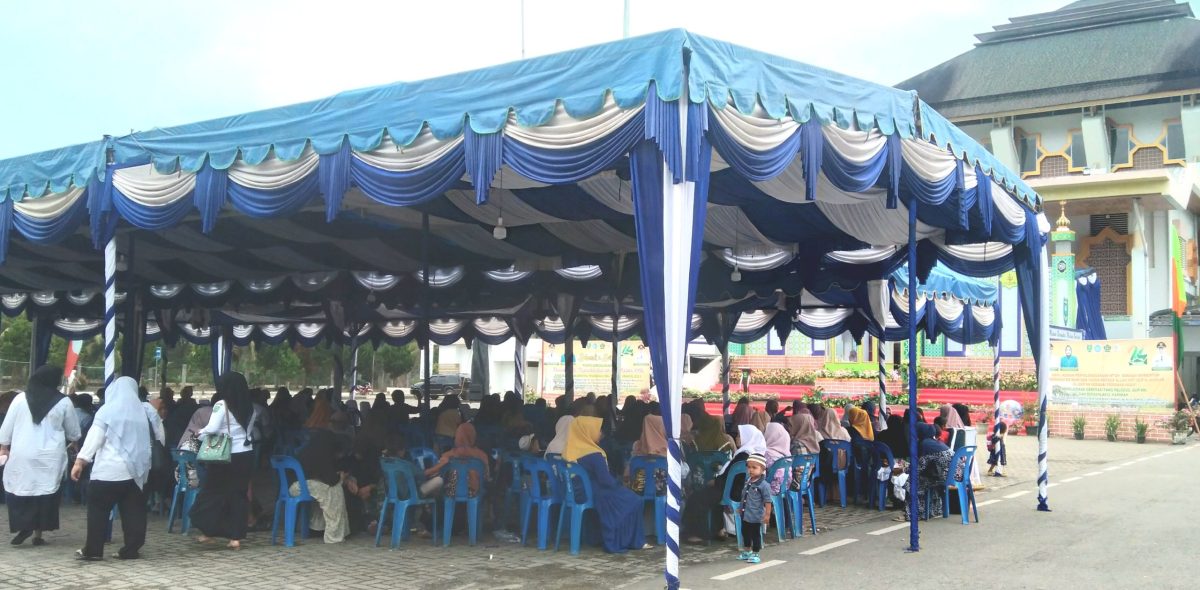 Masyarakat sedang berdatangan menyaksikan peserta MTQ Madina ke- 22 di panggung utama halaman mesjid agung Nur Ala Nur Panyabungan, Rabu sore (1/3/2023).