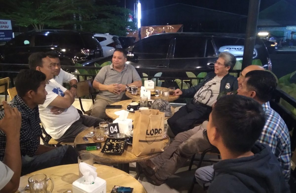 Ketua TP2D Prof. Todung Mulya Lubis bincang santai bersama tim dan staf khusus Bupati Madina, Minggu (19/3/2023).