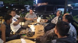 Ketua TP2D Prof. Todung Mulya Lubis bincang santai bersama tim dan staf khusus Bupati Madina, Minggu (19/3/2023).