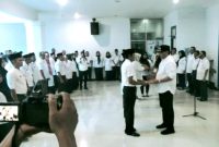 Bupati Madina, H.M. Ja'far Sukhairi Nasution menyerahkan SK kepada Muhammad Angin Bugis Lubis selaku Pj. Kepala Desa Batahan I, Rabu (8/3/2023).