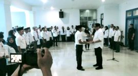 Bupati Madina, H.M. Ja'far Sukhairi Nasution menyerahkan SK kepada Muhammad Angin Bugis Lubis selaku Pj. Kepala Desa Batahan I, Rabu (8/3/2023).