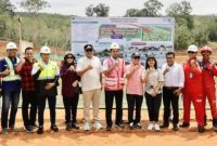 Bupati Mandailing Natal H.M. Ja'far Sukhairi Nasution bersama Ketua TP2D Prof. Todung Mulya Lubis meninjau pembangunan Bandara yang ada di Kec. Malintang, Minggu (19/3/2023). 
