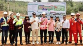 Bupati Mandailing Natal H.M. Ja'far Sukhairi Nasution bersama Ketua TP2D Prof. Todung Mulya Lubis meninjau pembangunan Bandara yang ada di Kec. Malintang, Minggu (19/3/2023). 