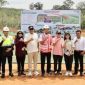 Bupati Mandailing Natal H.M. Ja'far Sukhairi Nasution bersama Ketua TP2D Prof. Todung Mulya Lubis meninjau pembangunan Bandara yang ada di Kec. Malintang, Minggu (19/3/2023).