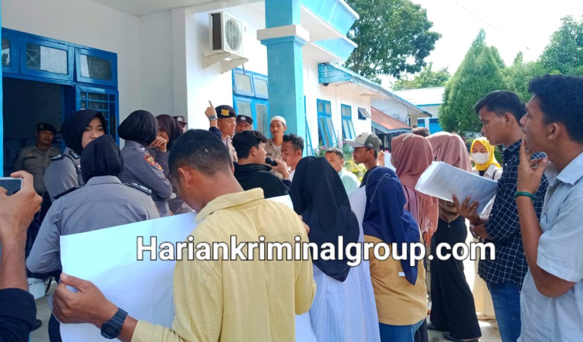 Puluhan Mahasiswa melakukan aksi di depan Kantor Dinas Pendidikan Pemkab Mandailing Natal meminta Bupati evaluasi kinerja bawahannya, Jum'at (17/3/2023).