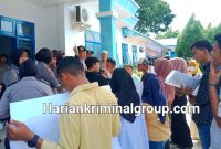 Puluhan Mahasiswa melakukan aksi di depan Kantor Dinas Pendidikan Pemkab Mandailing Natal meminta Bupati evaluasi kinerja bawahannya, Jum'at (17/3/2023).