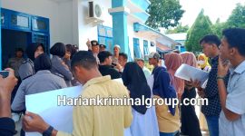 Puluhan Mahasiswa melakukan aksi di depan Kantor Dinas Pendidikan Pemkab Mandailing Natal meminta Bupati evaluasi kinerja bawahannya, Jum'at (17/3/2023).