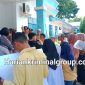 Puluhan Mahasiswa melakukan aksi di depan Kantor Dinas Pendidikan Pemkab Mandailing Natal meminta Bupati evaluasi kinerja bawahannya, Jum'at (17/3/2023).
