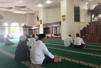 Ketua MUI Mandailing Natal Drs. Muhammad Nasir, Lc mengisi Kultum usai sholat zuhur di Mesjid Agung Nur Ala Nur, Panyabungan, Rabu (29/3/2023).