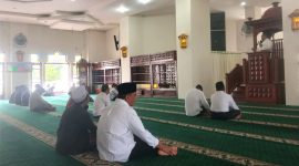 Ketua MUI Mandailing Natal Drs. Muhammad Nasir, Lc mengisi Kultum usai sholat zuhur di Mesjid Agung Nur Ala Nur, Panyabungan, Rabu (29/3/2023).