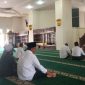 Ketua MUI Mandailing Natal Drs. Muhammad Nasir, Lc mengisi Kultum usai sholat zuhur di Mesjid Agung Nur Ala Nur, Panyabungan, Rabu (29/3/2023).