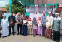 H. Harun Mustafa Nasution, Wakil Ketua DPRD Sumut foto bersama usai menyerahkan bantuan di Desa Jambur Padang Matinggi, Sabtu (4/3/2023).