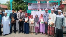 H. Harun Mustafa Nasution, Wakil Ketua DPRD Sumut foto bersama usai menyerahkan bantuan di Desa Jambur Padang Matinggi, Sabtu (4/3/2023).