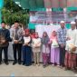 H. Harun Mustafa Nasution, Wakil Ketua DPRD Sumut foto bersama usai menyerahkan bantuan di Desa Jambur Padang Matinggi, Sabtu (4/3/2023).