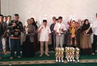 Para Juara Lomba MTQ Tingkat SMA/SMK Kab. Mandailing Natal berfoto bersama panitia di Mesjid Hj. Zulyani Lubis Panyabungan, (5/3/2023).