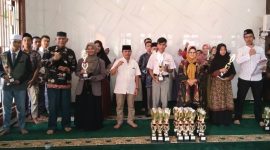 Para Juara Lomba MTQ Tingkat SMA/SMK Kab. Mandailing Natal berfoto bersama panitia di Mesjid Hj. Zulyani Lubis Panyabungan, (5/3/2023).