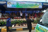 Bupati Mandailing Natal beserta rombongan memberikan penghormatan dari panggung utama kepada para peserta karnaval.