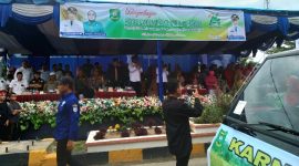 Bupati Mandailing Natal beserta rombongan memberikan penghormatan dari panggung utama kepada para peserta karnaval.