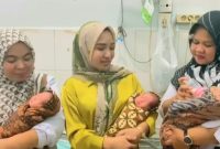 dr. Tri Ebta Meiniar Sp.OG (tengah) dan dua Perawat lainnya sedang gendong bayi kembar 3 di ruang inap pasien RSUD Panyabungan. (istimewa)