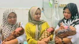 dr. Tri Ebta Meiniar Sp.OG (tengah) dan dua Perawat lainnya sedang gendong bayi kembar 3 di ruang inap pasien RSUD Panyabungan. (istimewa)