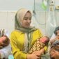 dr. Tri Ebta Meiniar Sp.OG (tengah) dan dua Perawat lainnya sedang gendong bayi kembar 3 di ruang inap pasien RSUD Panyabungan. (istimewa)