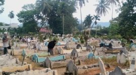 Peziarah sedang membersihkan makam keluarga yang meninggal dunia di TPU Kelurahan Sipolu-polu, Sabtu (18/3/2023).