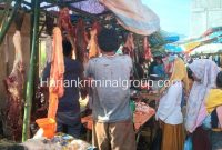 Penjual daging melayani pembeli di Pasar Baru Panyabungan, Rabu (22/3/2023). 