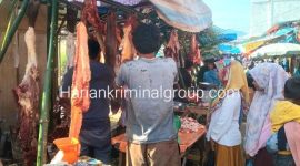 Penjual daging melayani pembeli di Pasar Baru Panyabungan, Rabu (22/3/2023). 