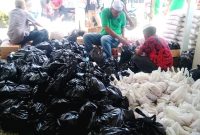 Panitia dari Yayasan Al-Barokah sedang mempersiapkan ratusan paket batuan sembako dan daging untuk anak yatim di Pasar Jonjong Panyabungan, Rabu (22/3/2023).