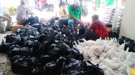 Panitia dari Yayasan Al-Barokah sedang mempersiapkan ratusan paket batuan sembako dan daging untuk anak yatim di Pasar Jonjong Panyabungan, Rabu (22/3/2023).