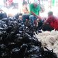 Panitia dari Yayasan Al-Barokah sedang mempersiapkan ratusan paket batuan sembako dan daging untuk anak yatim di Pasar Jonjong Panyabungan, Rabu (22/3/2023).