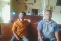 Jhonson Parinduri (kiri) didampingi salah satu Jurnalis di Hotel Abara Panyabungan, Selasa (4/4/2023).