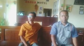 Jhonson Parinduri (kiri) didampingi salah satu Jurnalis di Hotel Abara Panyabungan, Selasa (4/4/2023).